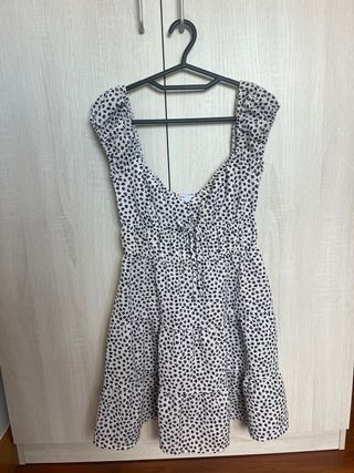 Vestido blanco y negro con flores