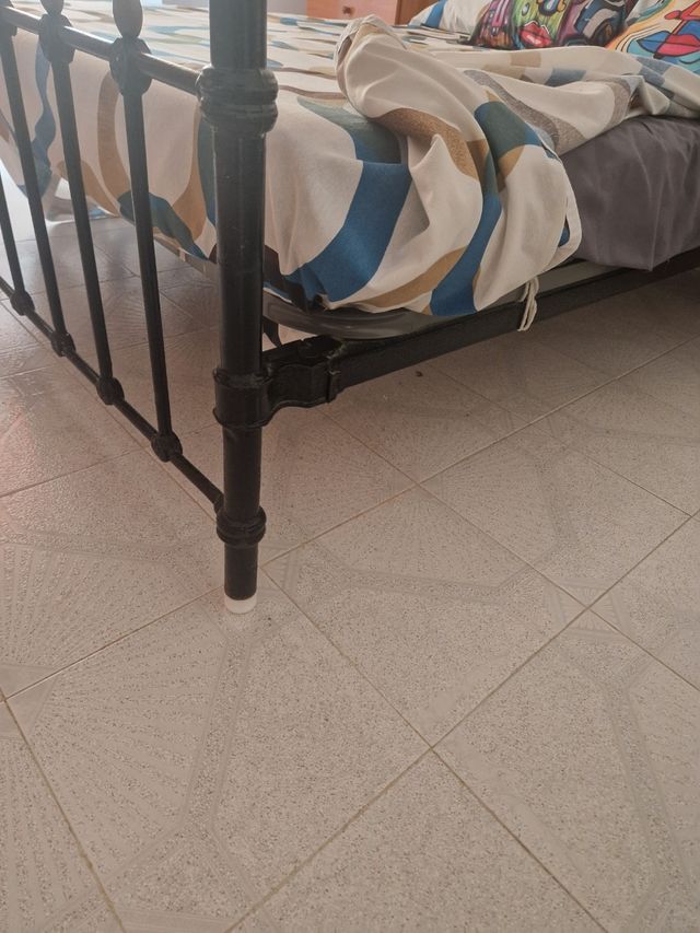 Cama antigua metal negra y dorada