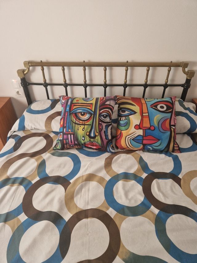 Cama antigua metal negra y dorada