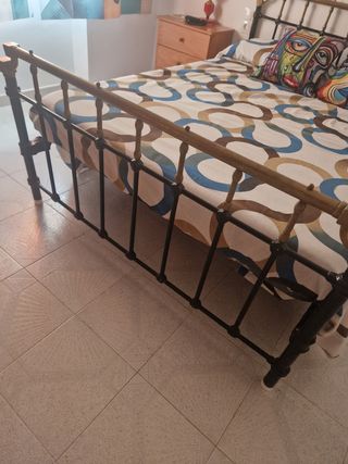 Cama antigua metal negra y dorada