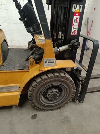 Carretilla elevadora CAT 2.5T