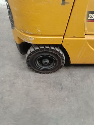 Carretilla elevadora CAT 2.5T