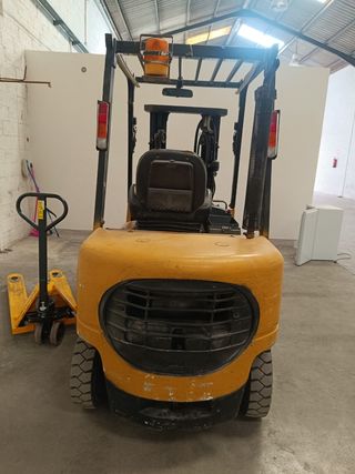 Carretilla elevadora CAT 2.5T