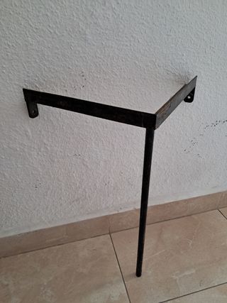 Soporte de esquina metálico, para pila o mueble.