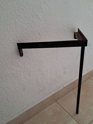 Soporte de esquina metálico, para pila o mueble.