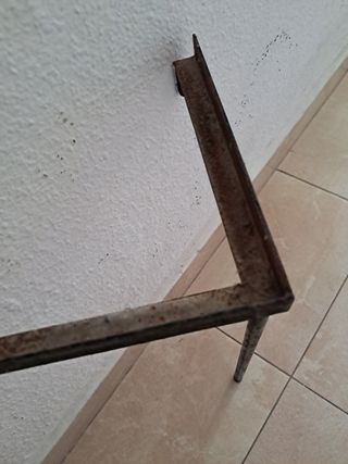 Soporte de esquina metálico, para pila o mueble.