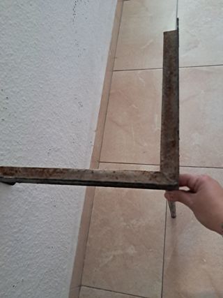 Soporte de esquina metálico, para pila o mueble.