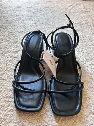 Sandalias Stradivarius negras tacón bajo