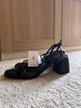 Sandalias Stradivarius negras tacón bajo