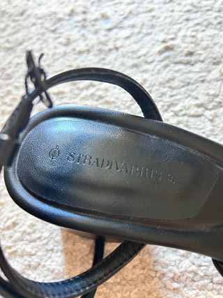 Sandalias Stradivarius negras tacón bajo