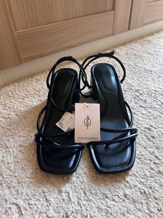 Sandalias Stradivarius negras tacón bajo