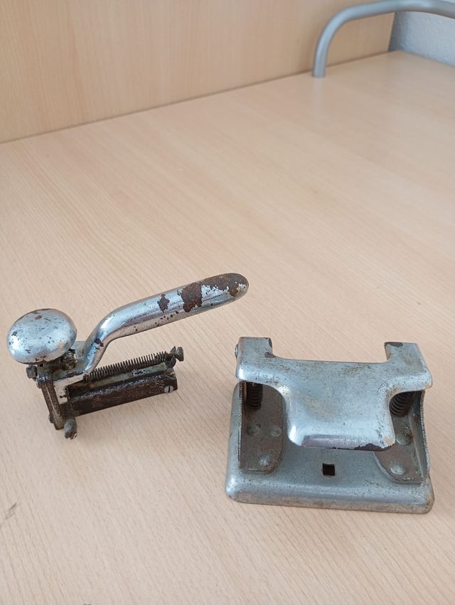 Grapadora y perforadora vintage