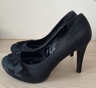 Tacones negros elegantes
