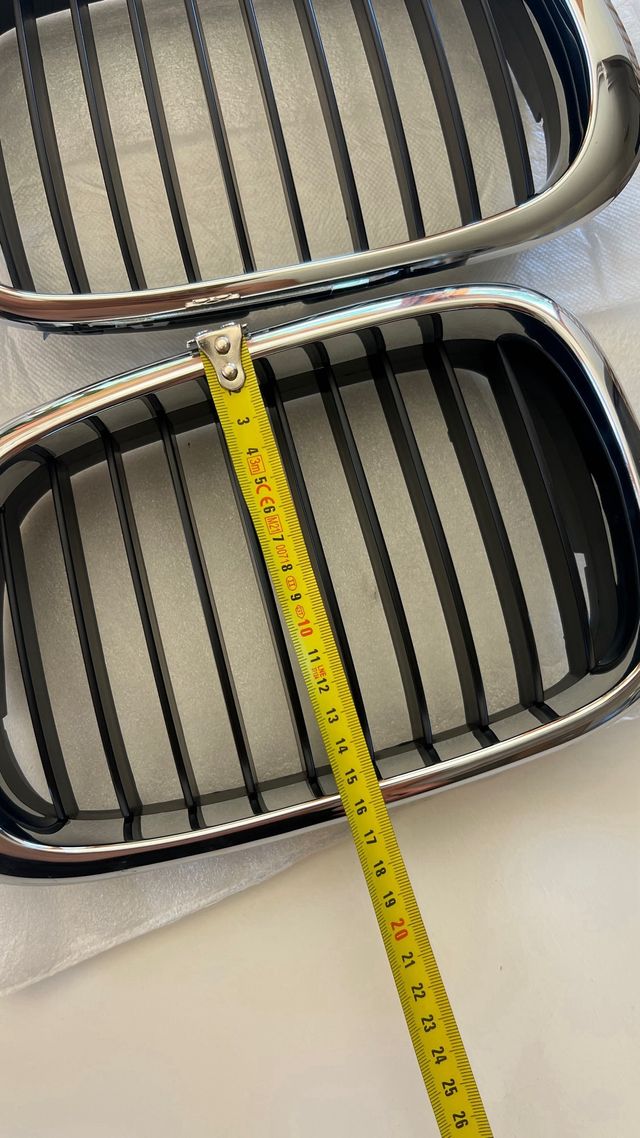 Parrilla BMW Serie 3 - Negra y Plateada