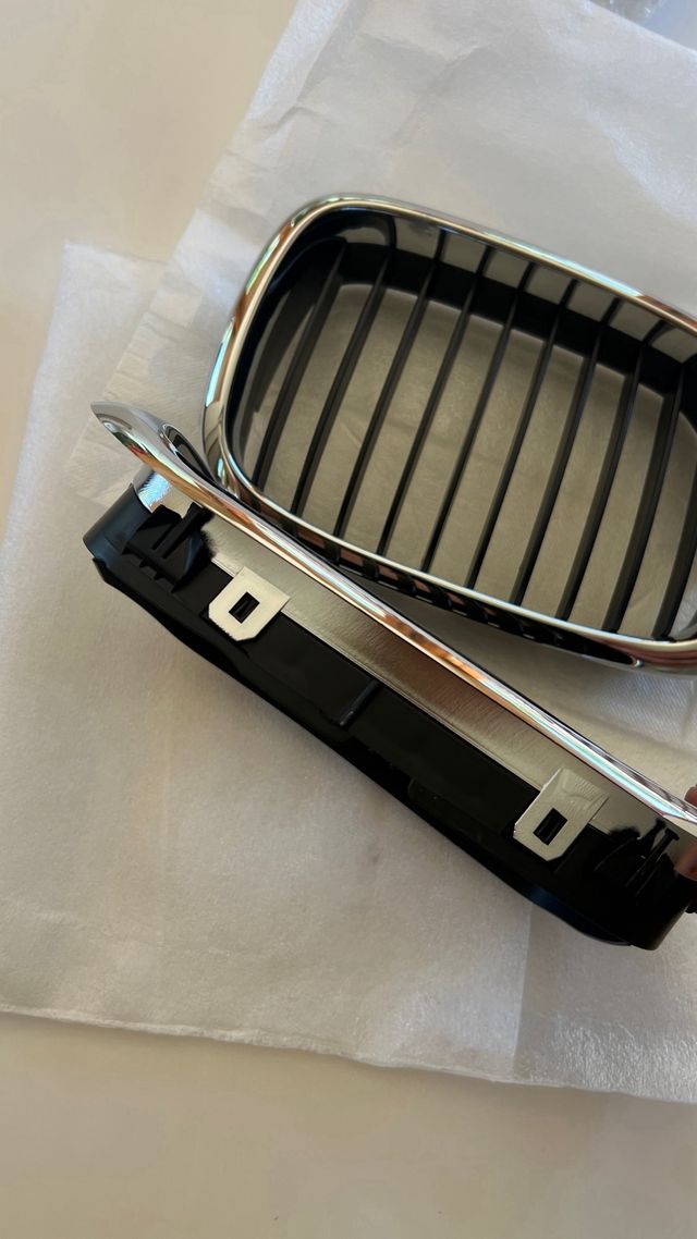 Parrilla BMW Serie 3 - Negra y Plateada