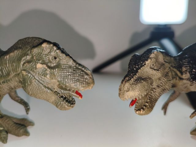 2 Figuras Dinosaurios T-Rex