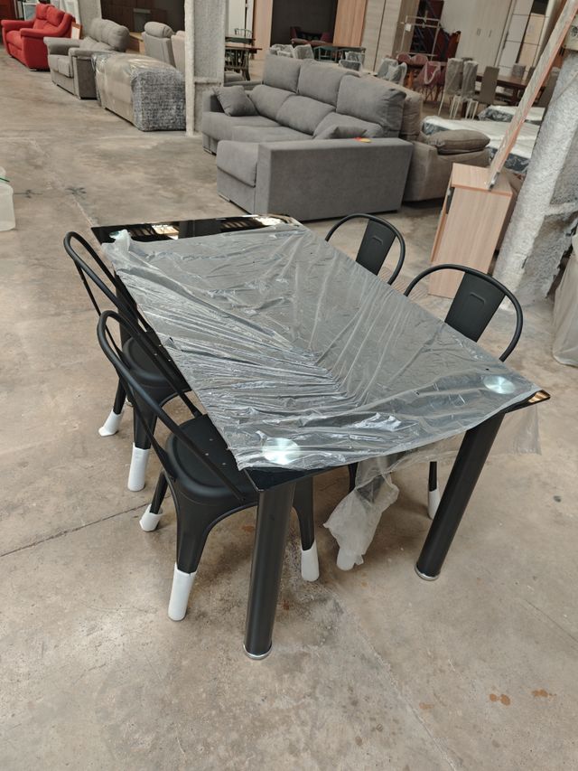 Mesa comedor 4 sillas negra