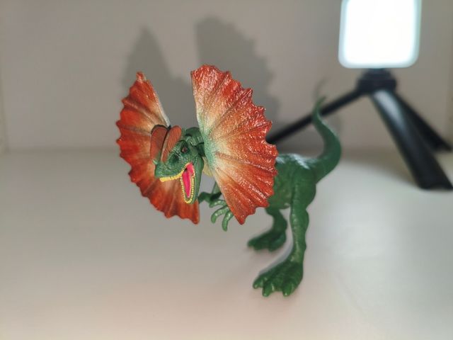 Dilofosaurio y Velociraptor