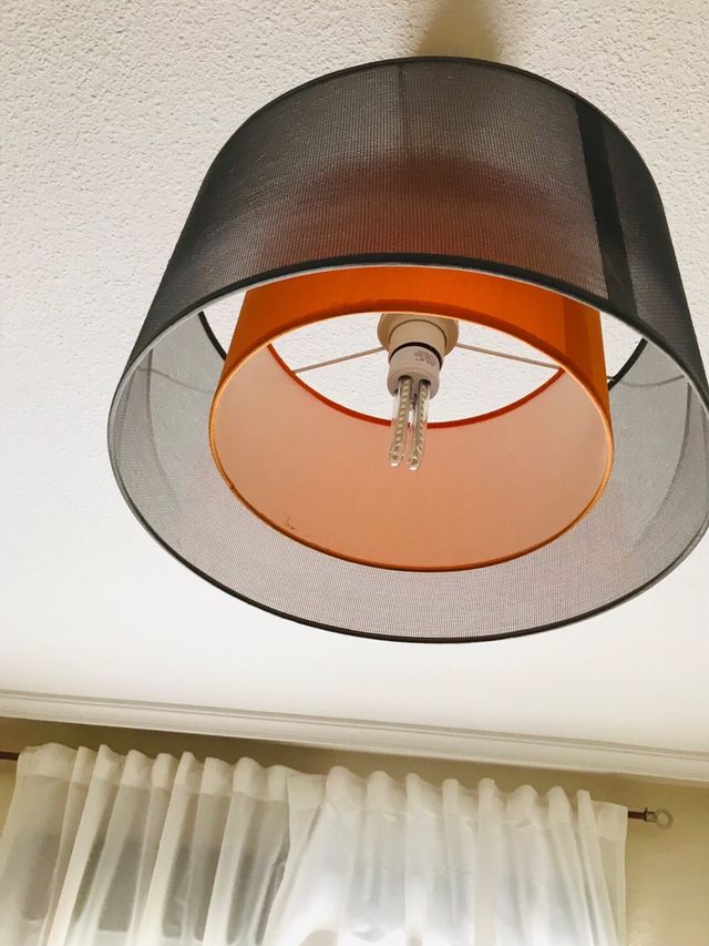 Lámpara colgante gris y naranja