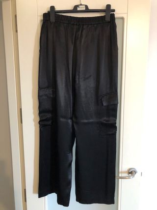 Pantalones satinados negros. 