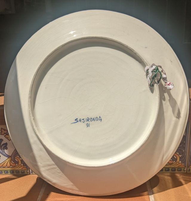 Plato decorativo con flores