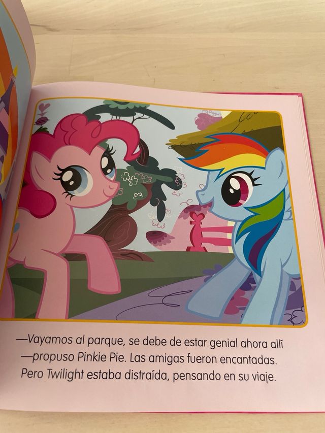 My Little Pony. Ponyville, dulce Ponyville. Lib...