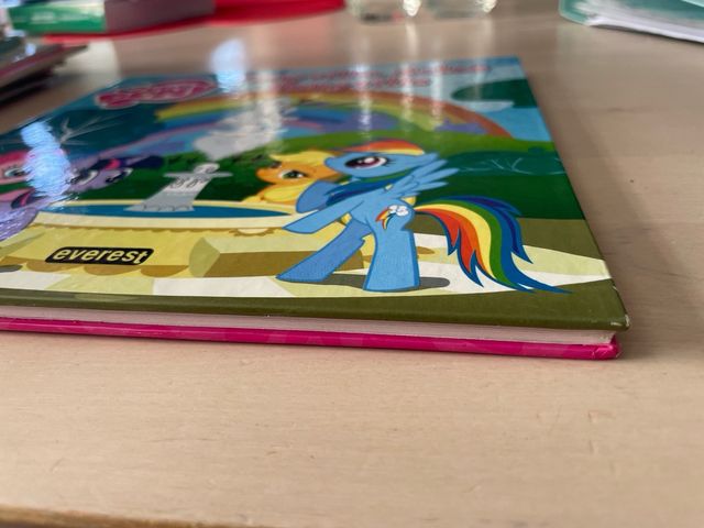 My Little Pony. Ponyville, dulce Ponyville. Lib...