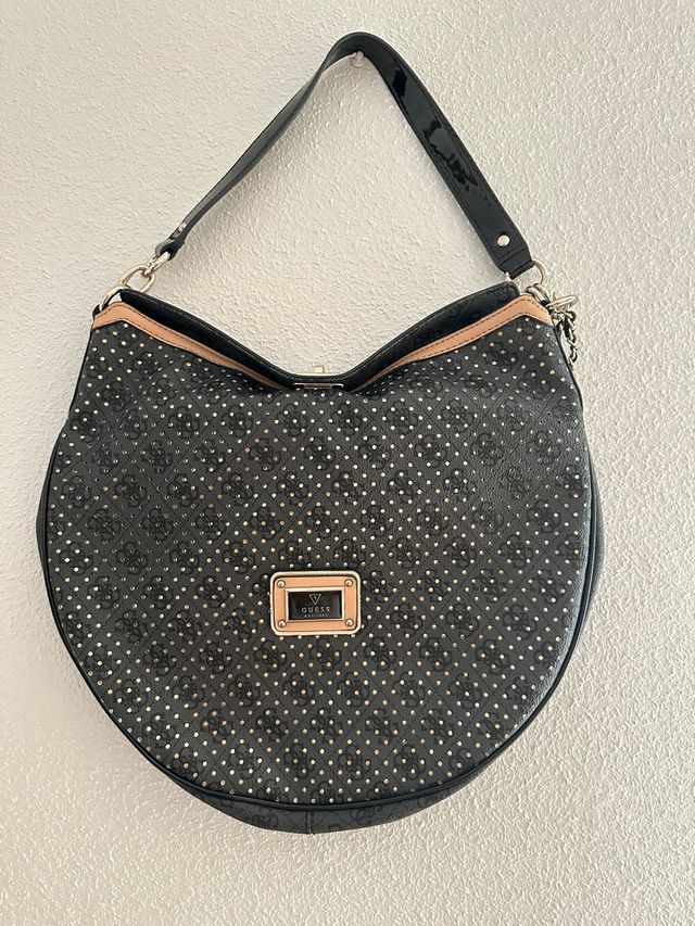 Bolso Guess negro y salmon