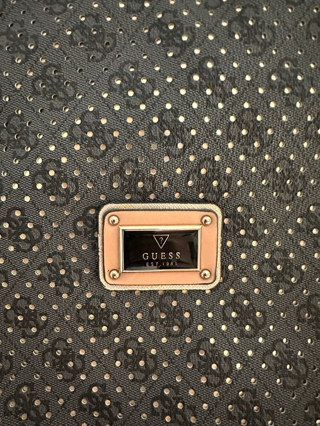 Bolso Guess negro y salmon