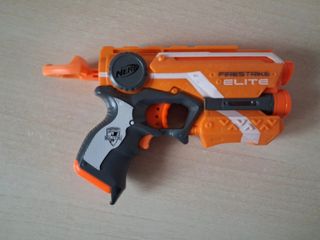 Nerf Elite Firestrike: pistola compacta