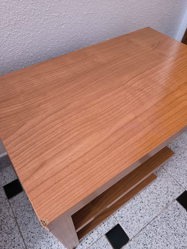  Mesita madera marrón o zapatero.