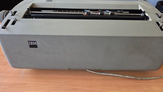 Máquina escribir IBM antigua