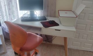 Escritorio blanco con patas de madera