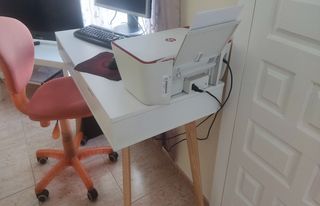 Escritorio blanco con patas de madera