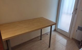 Escritorio blanco con patas de madera
