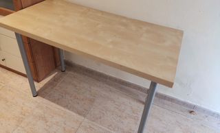 Escritorio blanco con patas de madera