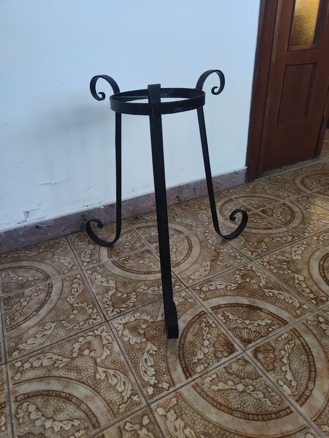 Pie de maceta metal negro