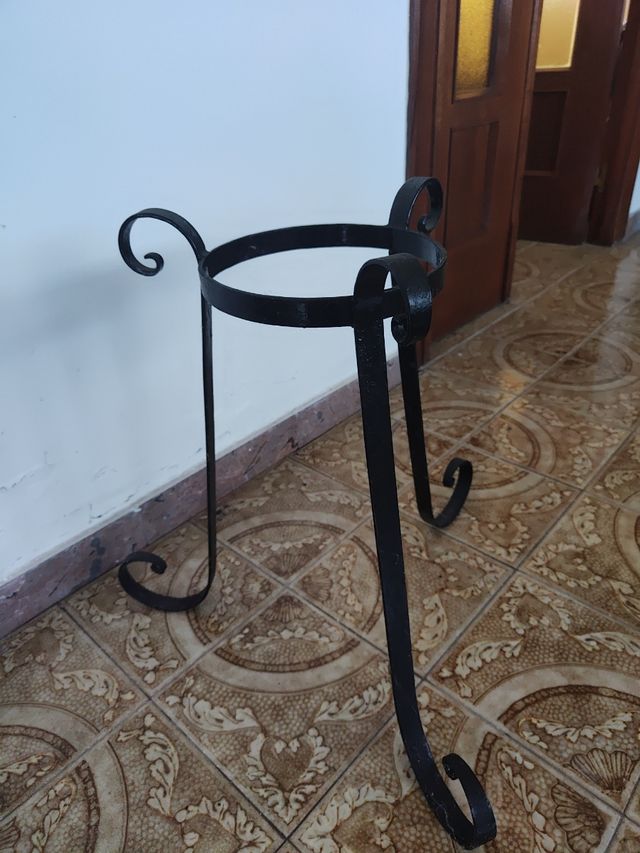 Pie de maceta metal negro