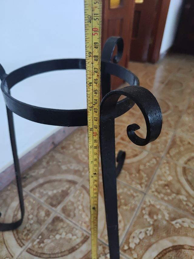 Pie de maceta metal negro