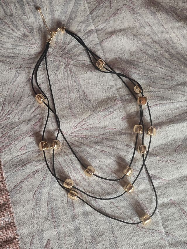 Collar triple dorado | Negro