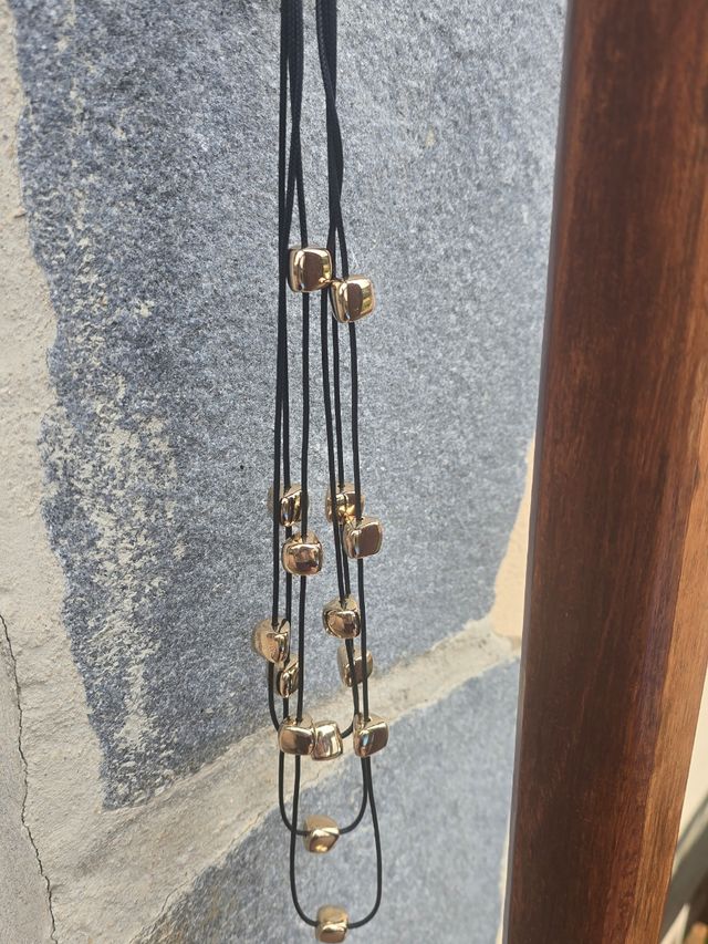 Collar triple dorado | Negro