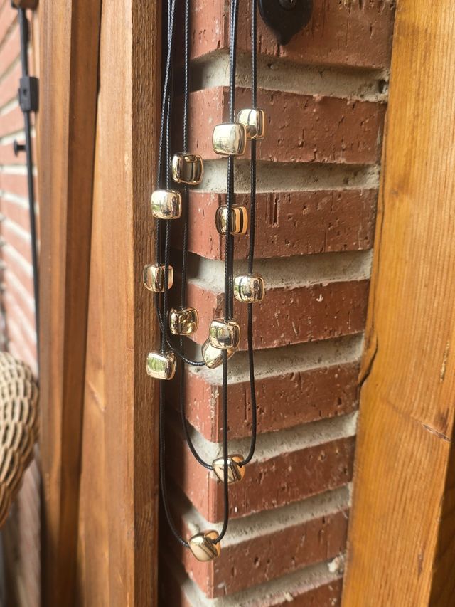 Collar triple dorado | Negro