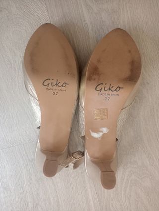 Sandalia dorad de tacón GIKO