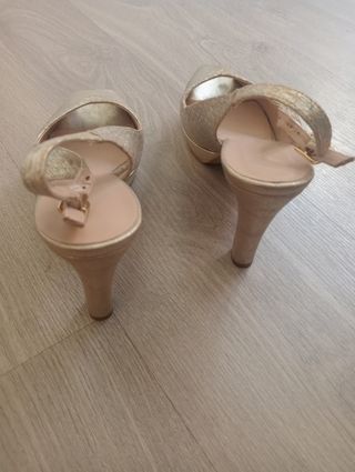 Sandalia dorad de tacón GIKO