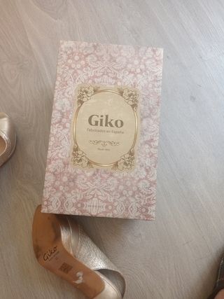 Sandalia dorad de tacón GIKO
