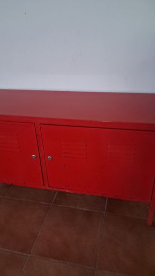 Mueble rojo Ikea metálico