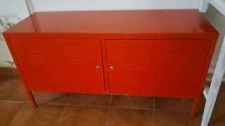 Mueble rojo Ikea metálico