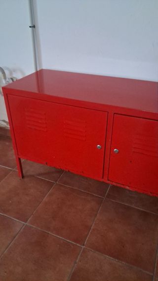 Mueble rojo Ikea metálico