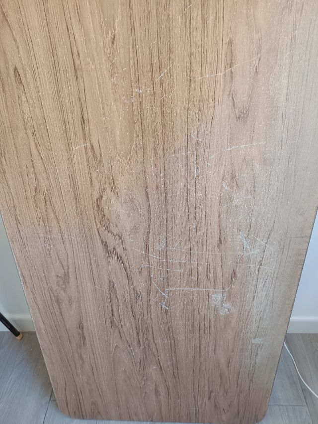 Mesa de madera marrón