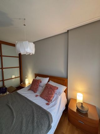 Dormitorio moderno con bancada japonesa, cama 135